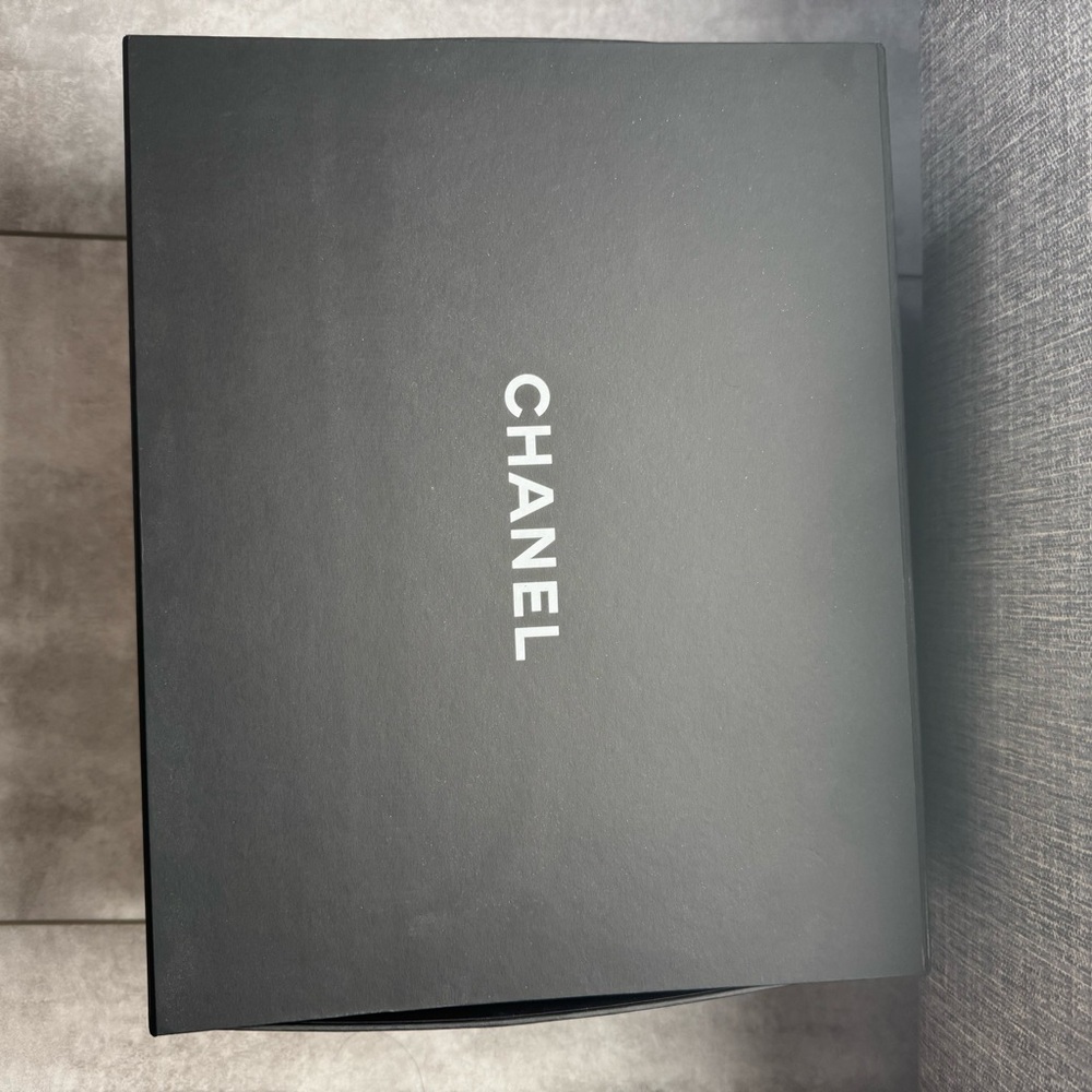Chanel Black Quilted Shoulder Bag with Iconic CC Closure Silver hardware - Picture 7 of 16